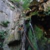 Persona descendiendo por cuerda en montaña