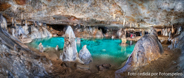 Interior cueva con laguna de aguas turquesas