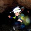 Niños en río interior haciendo espelobarranquismo