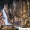 Cascada interior dentro de una cueva